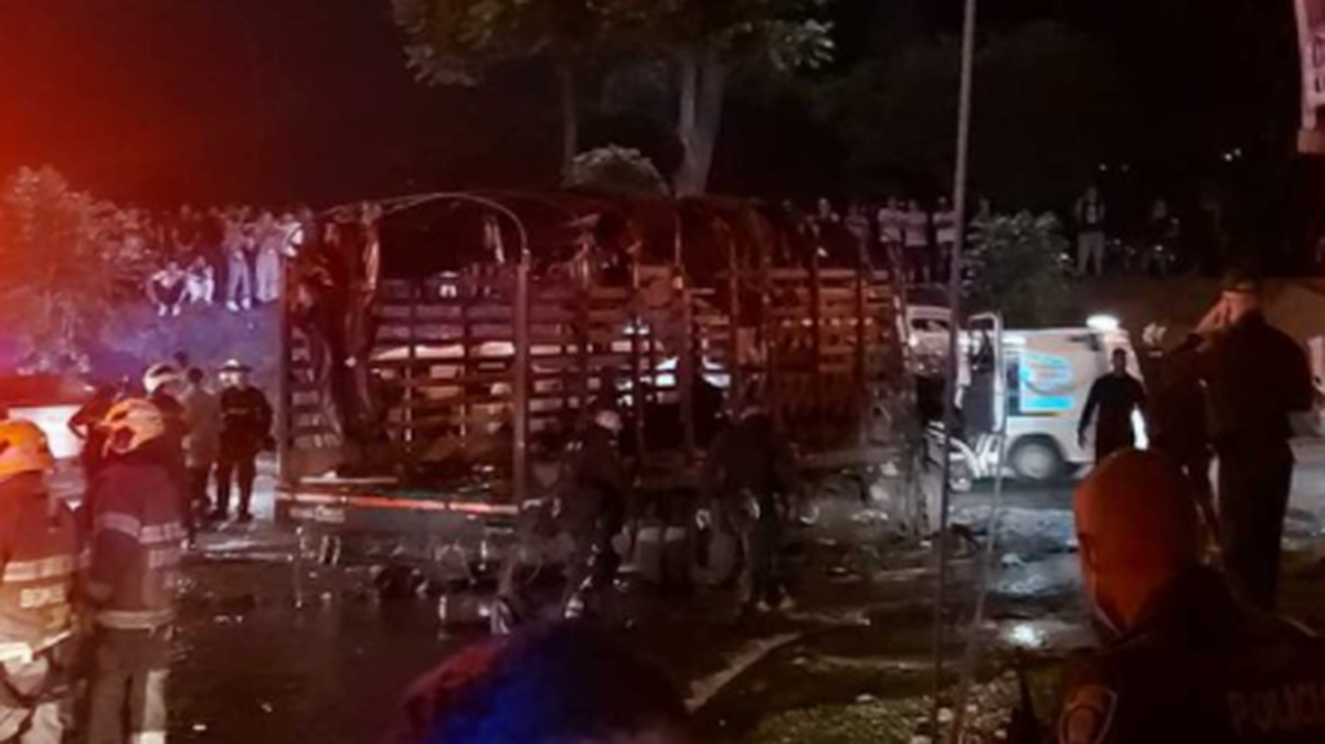 Un ataque perpetrado con explosivos contra un camión de la Policía en Cali, principal ciudad del suroeste de Colombia y capital del departamento del Valle del Cauca, dejó al menos 10 heridos, informaron las autoridades locales.