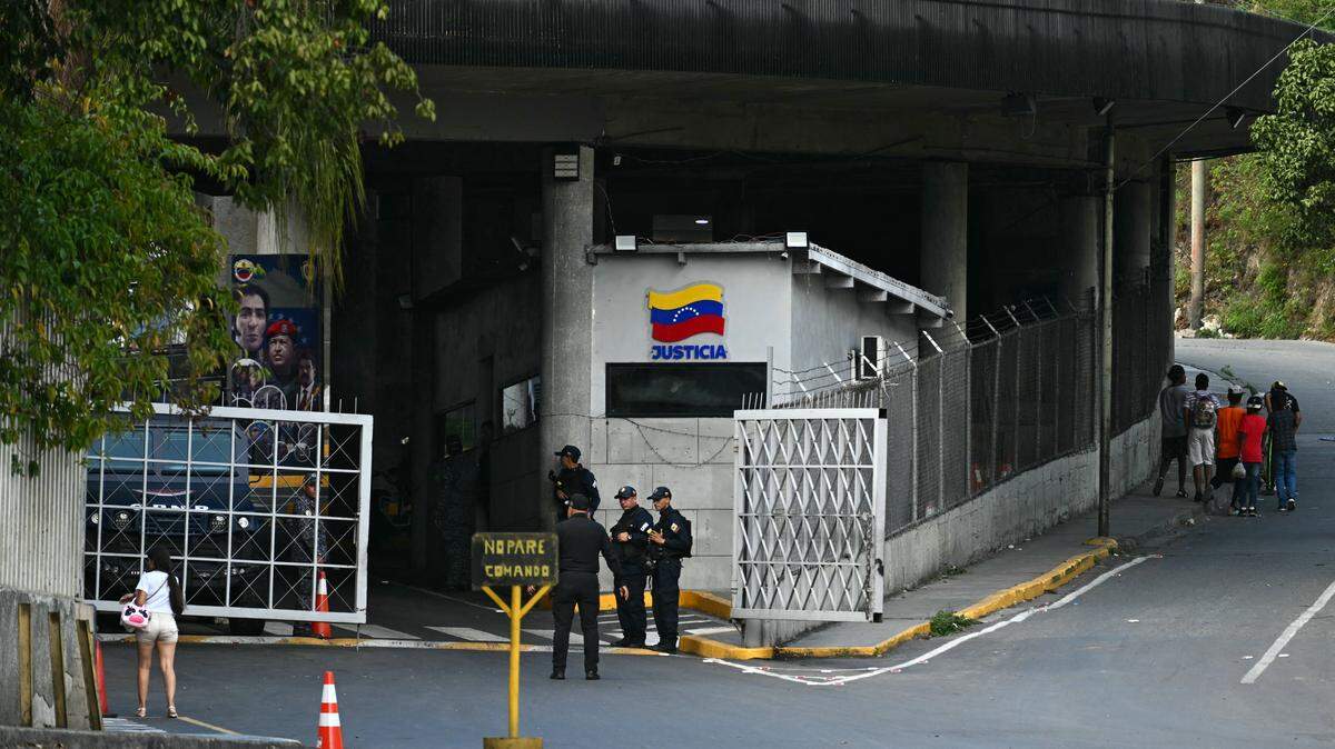 Security forces stand guard at the entrance of the El Helicoide -a facility and prison owned by the Venezuelan government and used for both regular and political prisoners of the Bolivarian National Intelligence Service (SEBIN)- in Caracas on January 8, 2026. Venezuelan authorities are releasing a "large number" of prisoners, some of them foreigners, five days after US forces ousted authoritarian leader Nicolas Maduro, parliament speaker Jorge Rodriguez said on January 8. (Photo by Ronaldo SCHEMIDT / AFP via Getty Images)