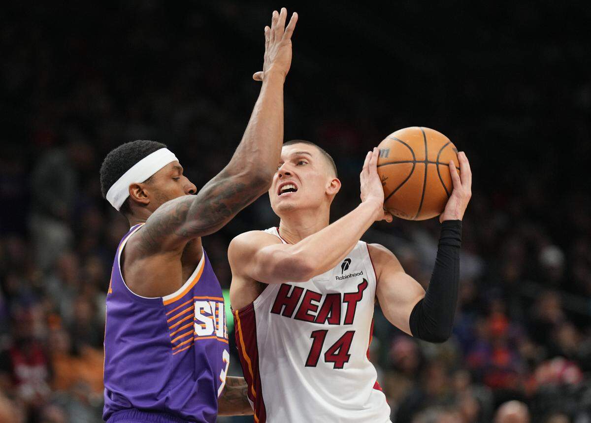 El jugador del Heat Tyler Herro (der.) anotó 28 puntos y encabezó la ofensiva de su equipo ante los Suns, en el partido de la NBA celebrado el 6 de noviembre de 2024 en Phoenix.