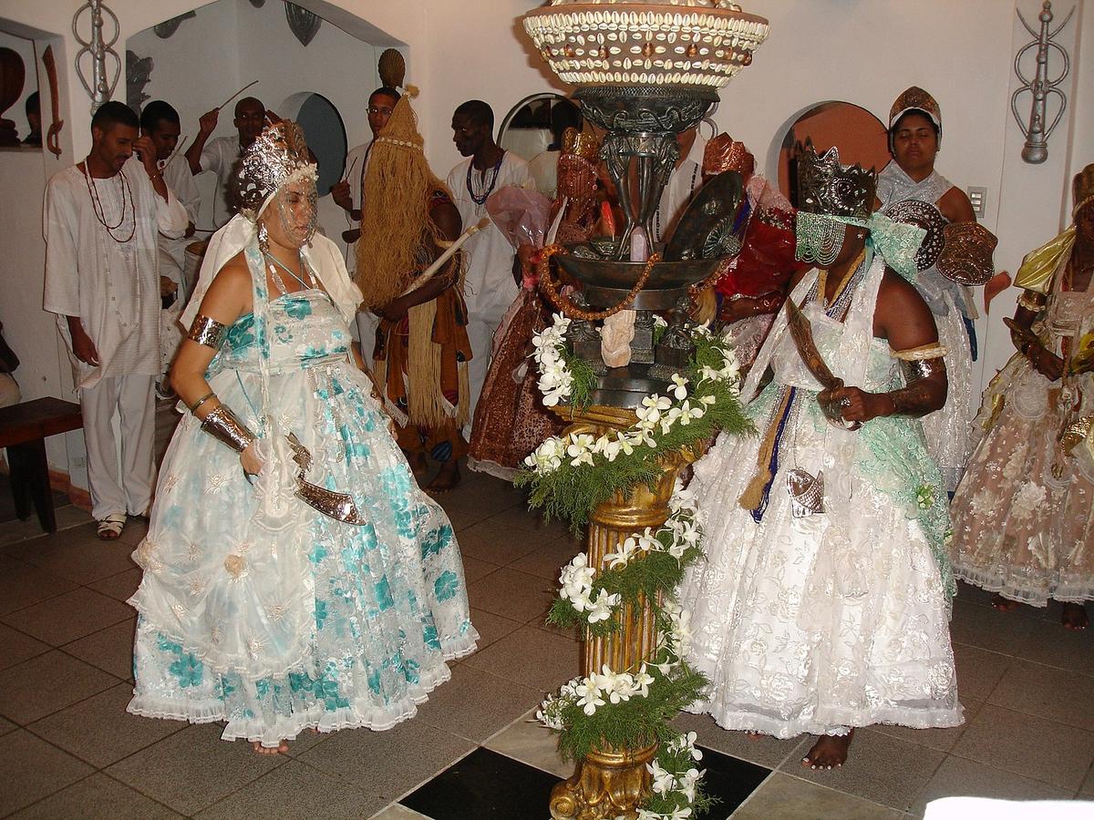 En favelas y suburbios urbanos empobrecidos, sacerdotes y “filhos” de cultos afrobrasileños a menudo sufren persecución de grupos criminales que prohíben estas prácticas en favor de cultos cristianos.
