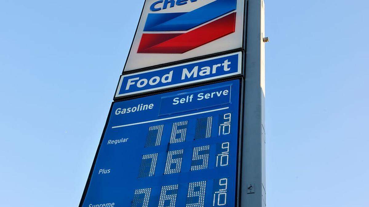 Se muestran los elevados precios de la gasolina en una estación Chevron del centro de la ciudad, el 3 de marzo de 2026, en Los Ángeles, California. California es el estado donde repostar resulta más caro: el galón de gasolina ya asciende a los 5.9 dólares promedio.