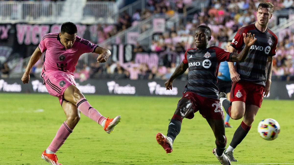 El jugador del Inter Miami Diego Gómez (izq.) anotó el primer gol del equipo ante Toronto, en el partido de la MLS celebrado el 17 de julio de 2024 en el Chase Stadium en Fort Lauderdale, Florida.