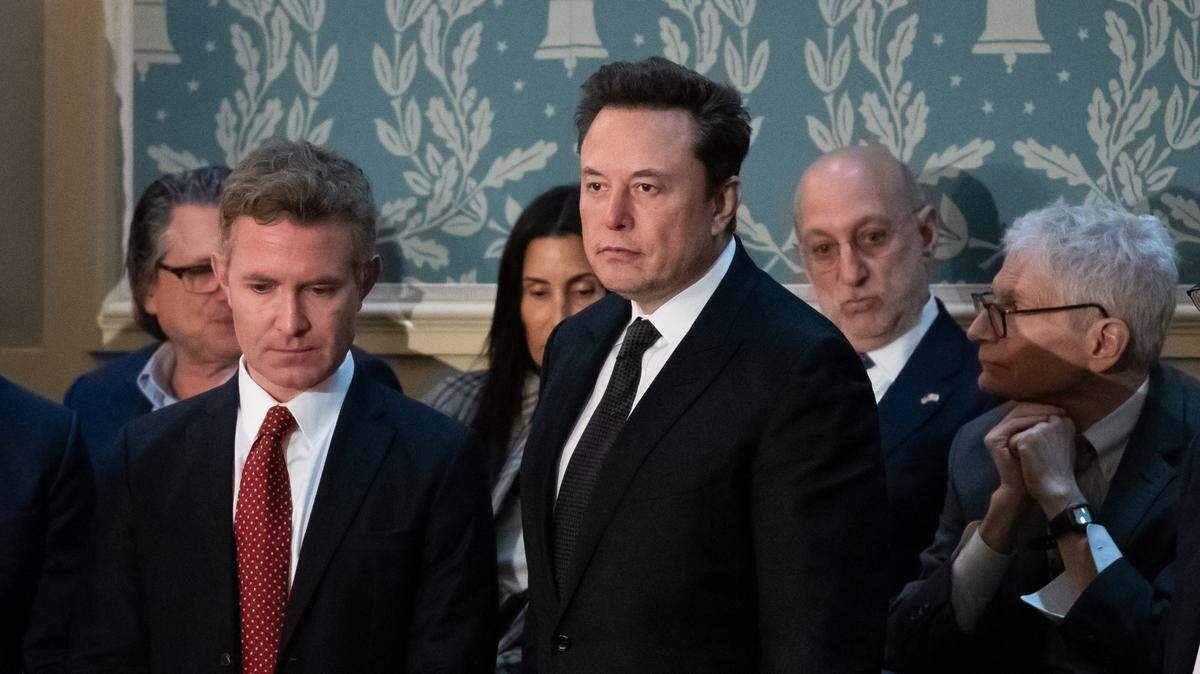 Elon Musk (al centro) asiste al controvertido discurso del primer ministro Benjamín Netanyahu ante una sesión conjunta del Congreso en Washington, DC, el 24 de julio de 2024.
