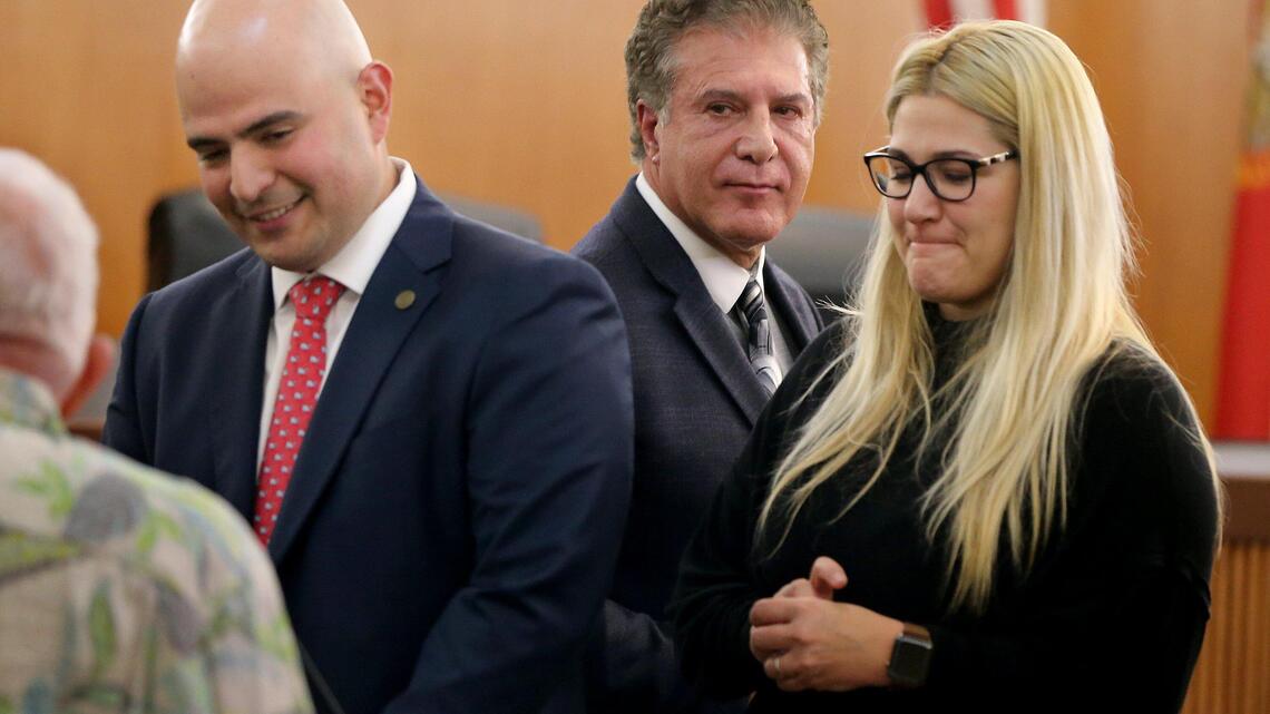 Demanda contra ex alcalde de Hialeah se asemeja a la de Carollo. ¿Podrá tener el mismo resultado?