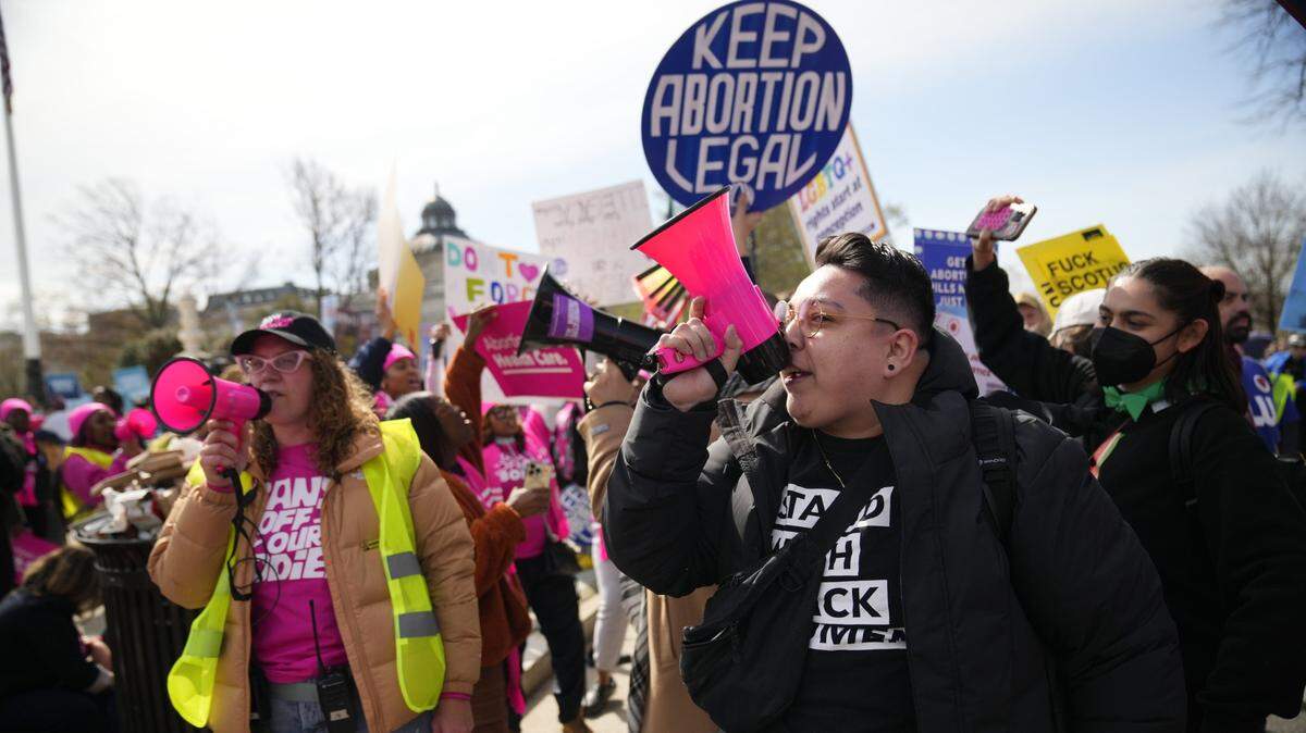 Manifestantes a favor del aborto protestan frente a la Corte Suprema de Justicia de Estados Unidos, en Washington, D.C., el martes 26 de marzo de 2024.