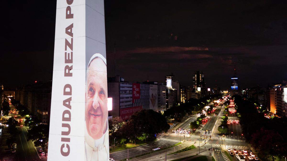 Una foto del papa Francisco es proyectada en el Obelisco de Buenos Aires, con un mensaje de apoyo al Santo Padre, el viernes 21 de febrero de 2025.