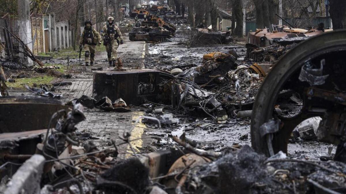 ARCHIVO - Soldados caminan entre tanques rusos destruidos en Bucha, en las afueras de Kiev, Ucrania, el 3 de abril de 2022. Kiev fue una derrota rusa histórica. Empezó mal para los invasores y fue cuesta abajo desde allí. (Foto AP/Rodrigo Abd, Archivo)