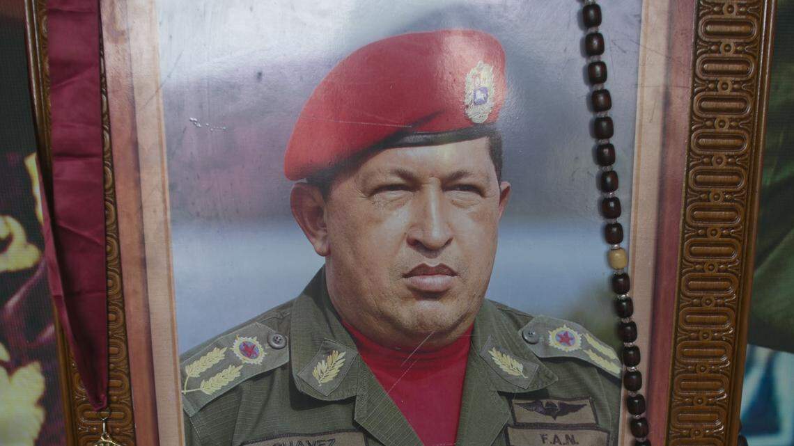 Foto del fallecido presidente Hugo Chávez en una pequeña capilla instalada dentro del Museo Militar 4F. La muerte del líder revolucionario está al centro de una nueva polémica que surgió en Venezuela sobre la fecha exacta en que murió.