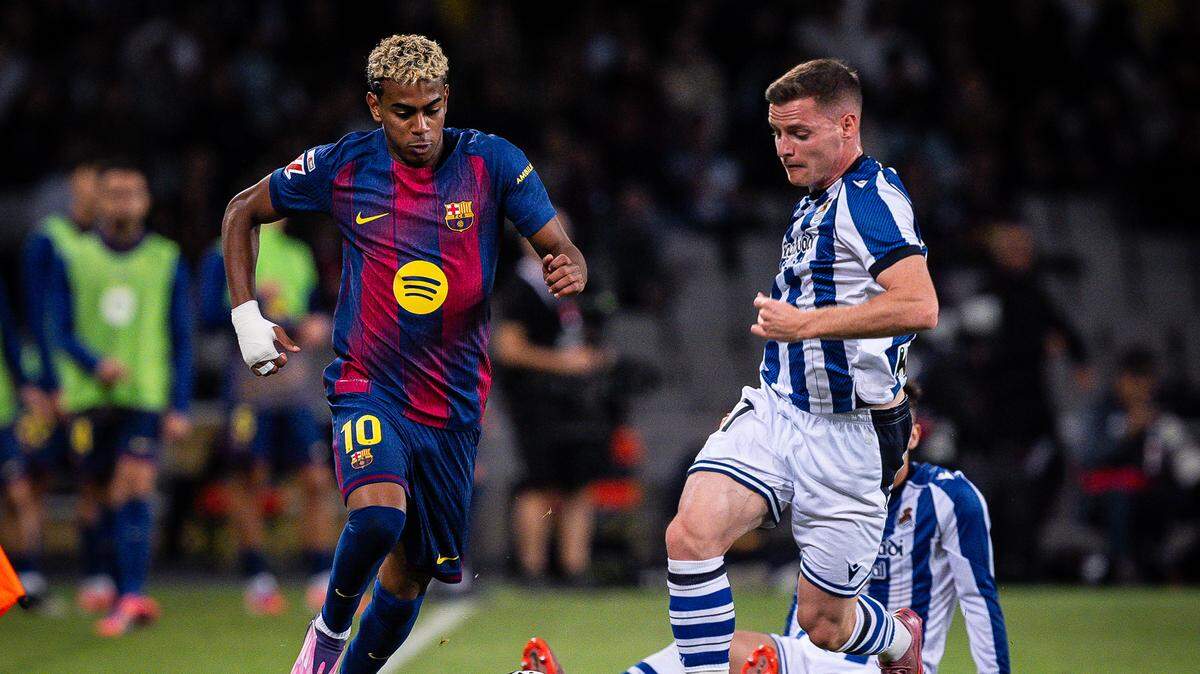 Lamine Yamal (izq.) fue protagonista de la remontada del Barcelona 2-1 ante la Real Sociedad, el domingo tras entrar en la segunda parte del partido de la liga española.