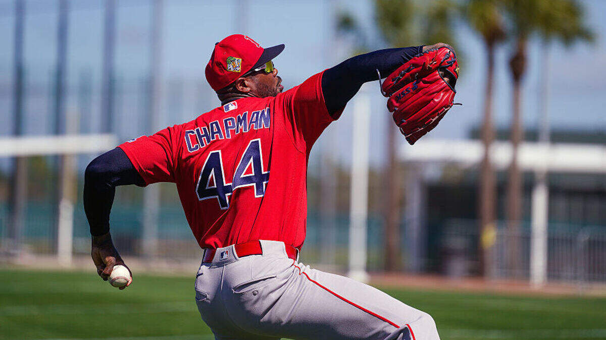 Si algo dejó claro Aroldis Chapman en su debut en los entrenamientos primaverales con los Medias Rojas de Boston, es que todavía tiene gasolina en el tanque… y pólvora en el brazo.