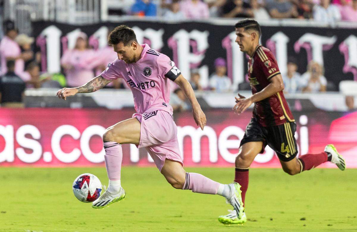 El delantero del Inter Miami Lionel Messi conduce la pelota en el partido de la Leagues Cup ante Atlanta United, celebrado el 25 de julio de 2023 en Fort Lauderdale, Florida.