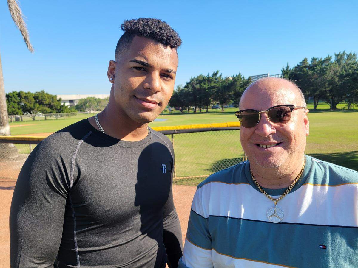 Reinaldo Lazaga junto con su representante Carlos Pérez.