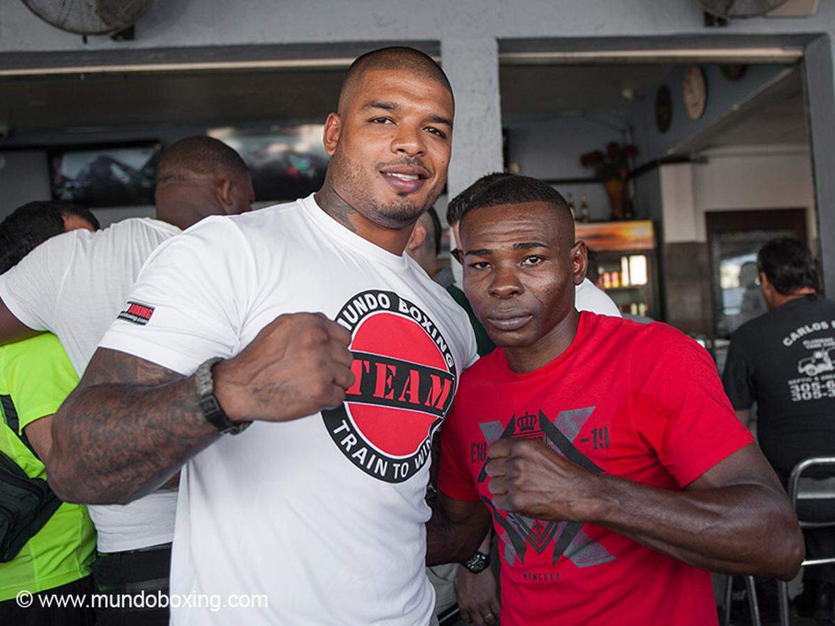 TYRONE SPONG, aquí junto a Guillermo Rigondeaux, animara el evento de Eagle FC contra Antonio Silva.
