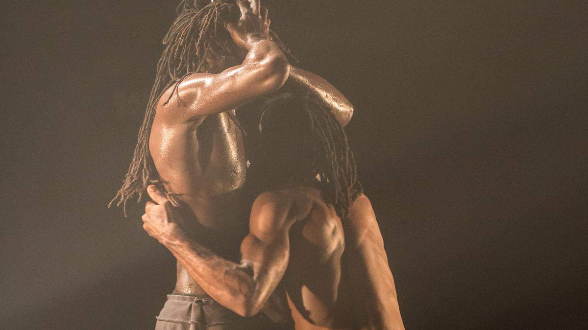 Andre Feijao y Julio Rocha en “5 Passos pra Não Cair no Abismo” (5 pasos para no caer en el abismo) es la puesta en escena con la que Companhia Urbana de Dança regresa a Miami. 