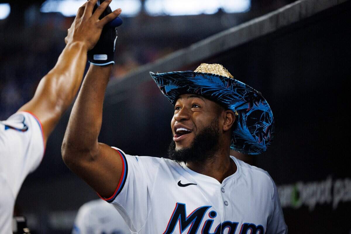 El bateador designado de los Marlins Bryan de la Cruz celebra tras pegar un jonrón en el primer inning del partido ante los Cardenales de San Luis, celebrado el 19 de junio de 2024 en el loanDepot Park en Miami.