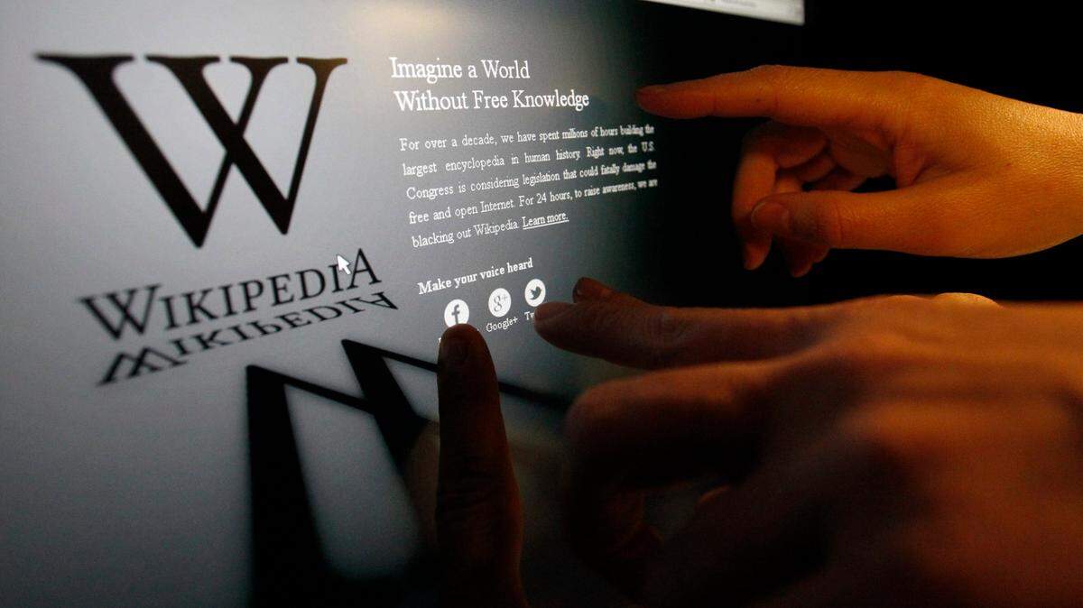 Al principio Wikipedia fue un “pequeño proyecto paralelo” complementario a la enciclopedia digital erudita Nupedia, a la que terminó eclipsando en poco tiempo debido a su gran éxito.