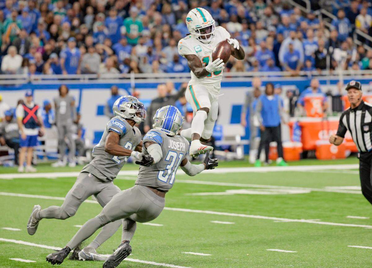 El wide receiver de los Dolphins Tyreek Hill atrapa el ovoide en el segundo cuarto del partido ante los Lions, celebrado el 30 de octubre de 2022 en Detroit.