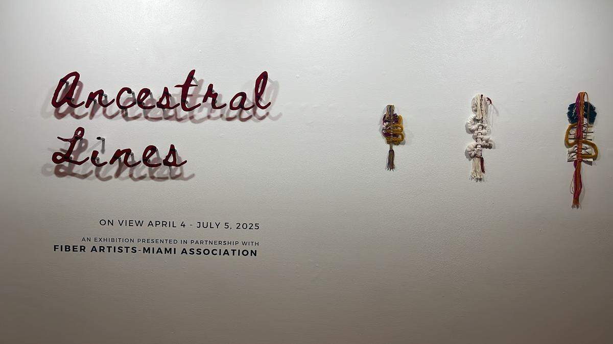 Pared de presentación de 'Ancestral Lines' en el Coral Spring Museum of Art. 'Faz de Urdimbre: Cielo, Tierra, Aire',&nbsp;2023, de Obra de&nbsp;Macarena Zilveti&nbsp;Trio. Hilo y fibra. 