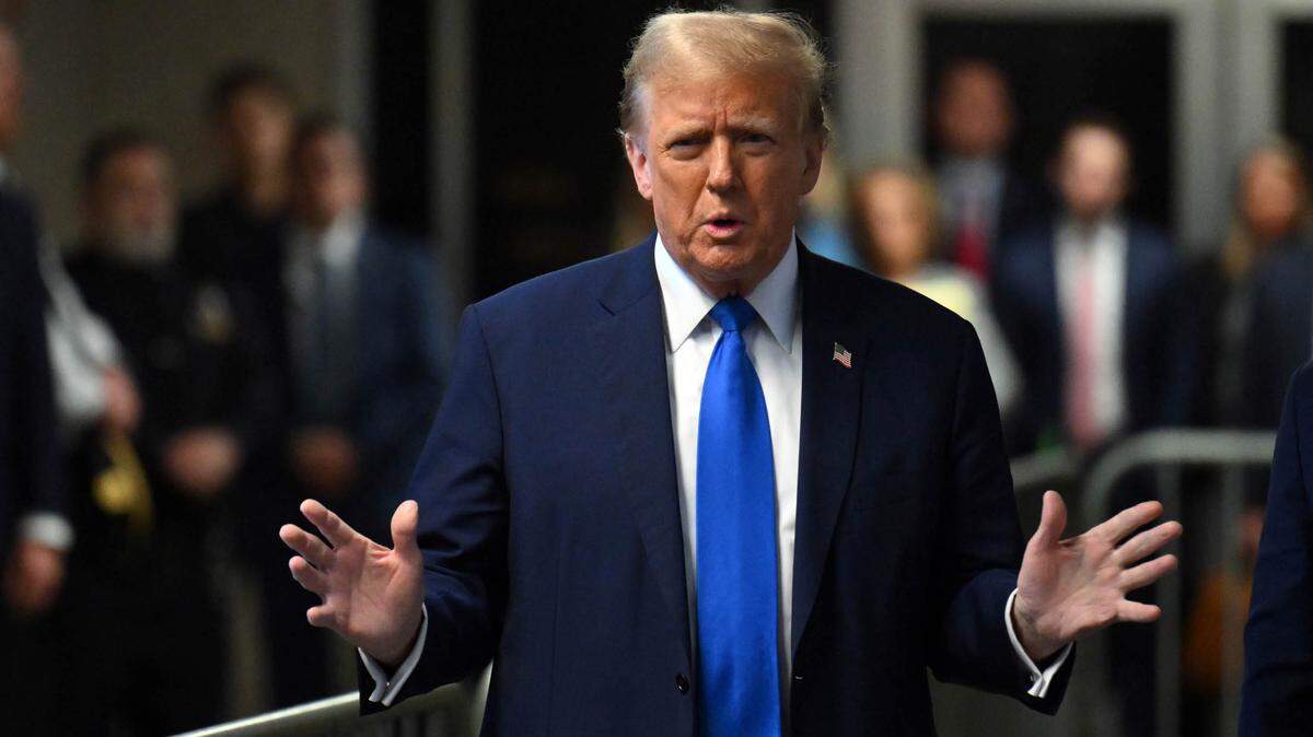 EL EX presidente estadounidense y candidato presidencial republicano Donald Trump habla con la prensa durante su juicio en el Tribunal Penal de Manhattan en Nueva York el 22 de abril de 2024.