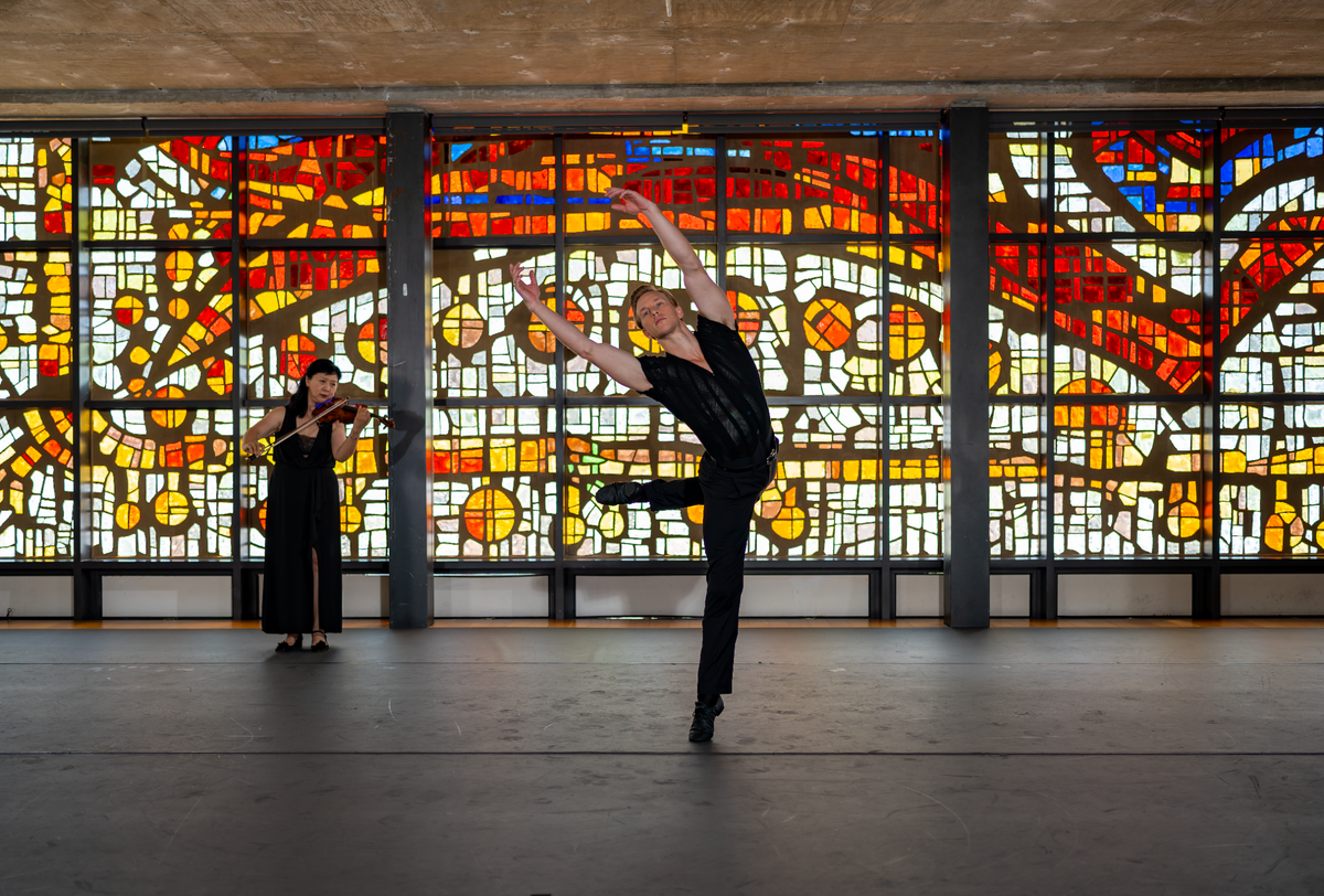 Chase Swatosh y la violinista Mei Mei Luo en foto promocional para el programa Spring Mix de Miami City ballet, que incluye el estreno para la compañía del solo “Chaconne”, con coreografía de José Limón y música de Johann Sebastian Bach.