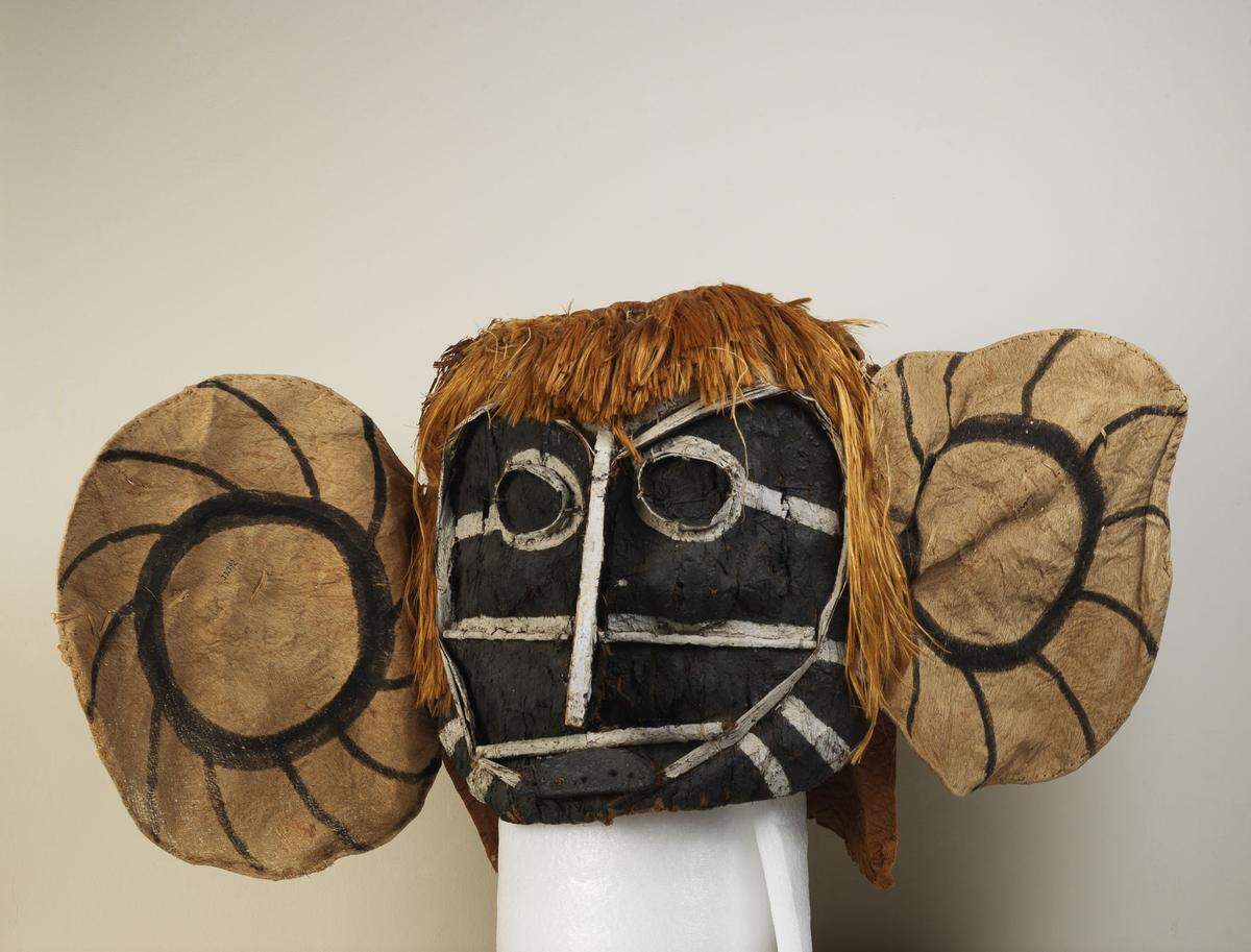 Una máscara hecha por miembros de la tribu Tikuna, que había sido un regalo al emperador brasileño Don Pedro I, probablemente fue el artículo más antiguo en la colección, de acuerdo con investigadores, quienes creen que fue recolectado por científicos bávaros en 1821.