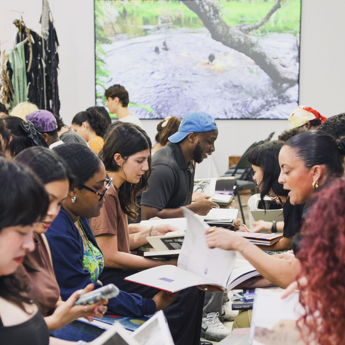 Este 3 de julio, de 6:00 p.m. a 8:00 p.m., disfruta del atardecer en el Pérez Art Museum Miami participando en&nbsp;'Photo Book Speed Date'.