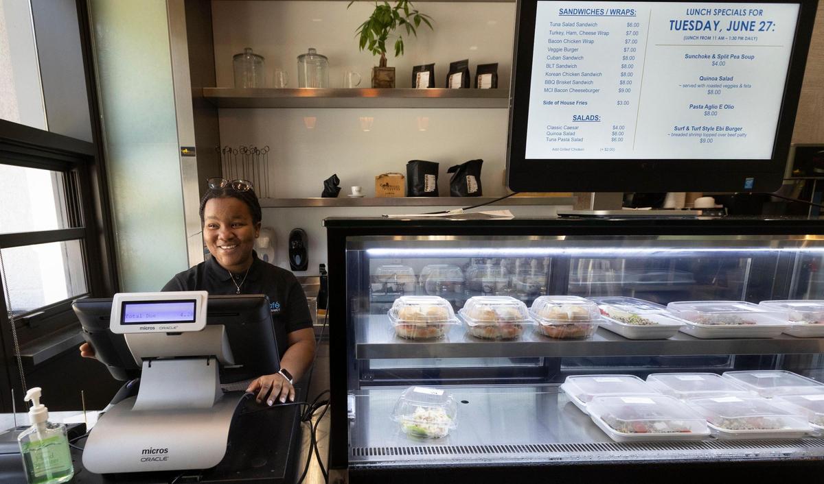 La estudiante Yolanda Elema atiende a clientes en la cafetería del Miami Culinary and Hospitality Institute, donde se sirve la comida que preparan en el séptimo piso los futuros chefs, en el Wolfson Campus del MDC.