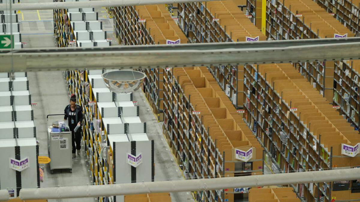 Una trabajadora en un centro de distribución de mercancía de Amazon, a finales de noviembre en en Brieselang, Alemania.