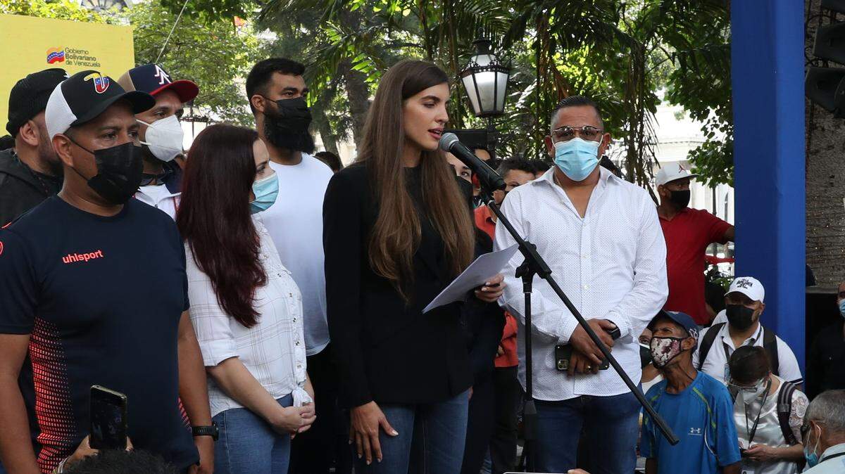Foto de archivo del 17 de octubre de 2021 de Camilla Fabri (centro) dando un discurso durante una protesta en Caracas, Venezuela, para exigir la liberación de su esposo, Alex Saab, quien estaba detenido en Estados Unidos tras ser acusado de ser el testaferro de Nicolás Maduro.
