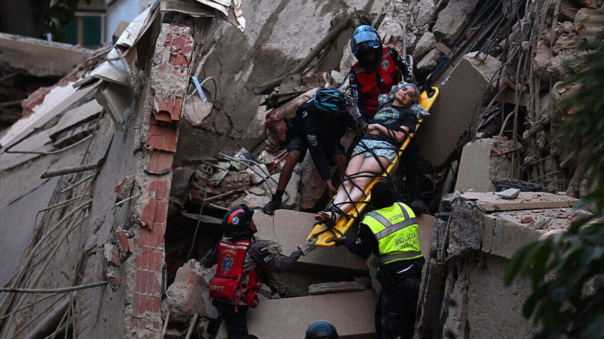 Equipos de rescate sacan a una persona en camilla de un edificio colapsado tras un terremoto en Caracas, Venezuela, el 24 de junio de 2026.
