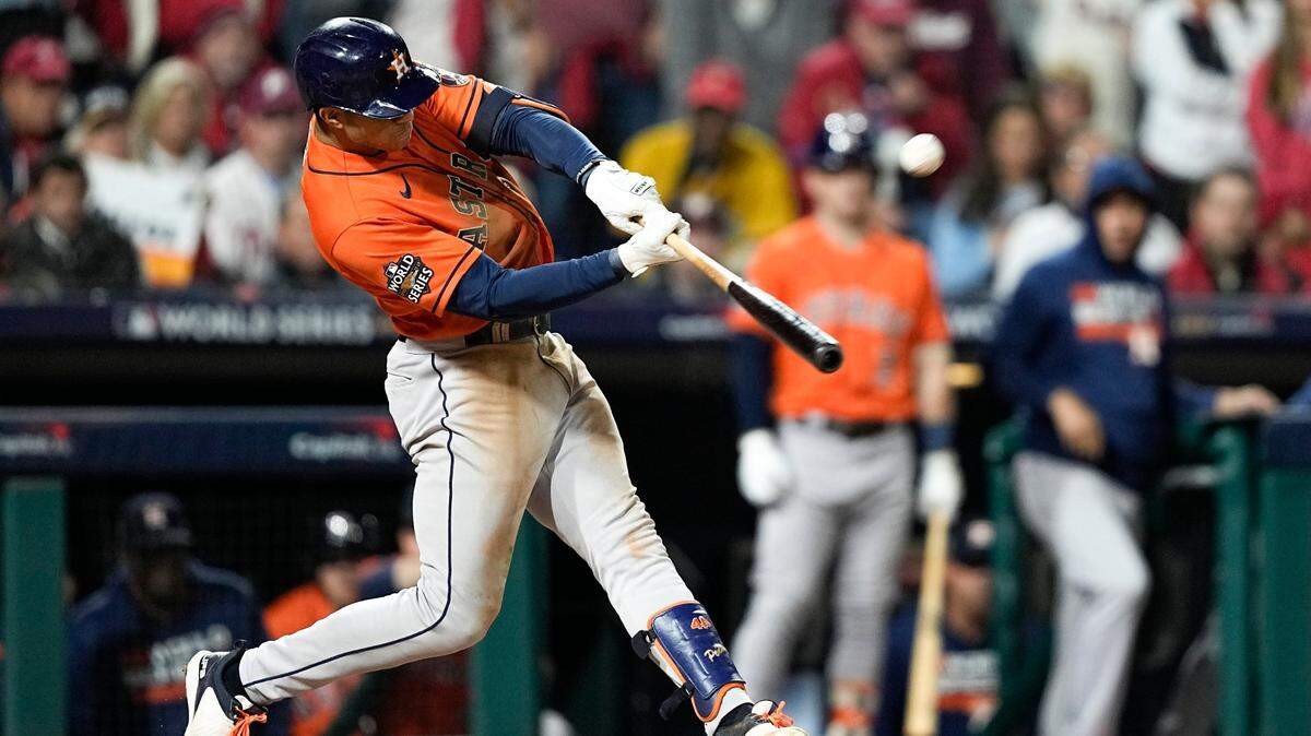 El torpedero de los Astros Jeremy Peña batea un jonrón en el cuarto inning ante los Filis en el quinto partido de la Serie Mundial celebrado el 3 de noviembre de 2022 en Filadelfia.