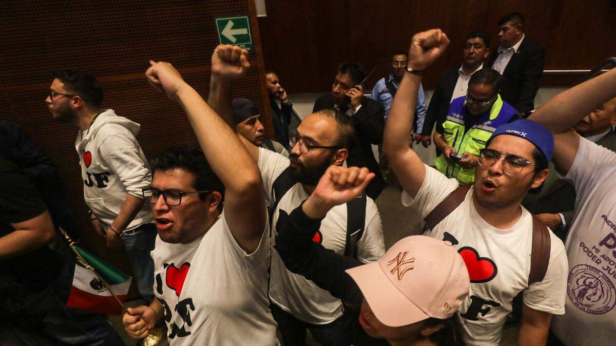 Trabajadores del Poder Judicial que se manifestaban en las inmediaciones del Senado de la República, logran ingresar por la fuerza al pleno el martes 10 de septiembre de 2024, en Ciudad de México. Algunos senadores tuvieron que salir, algunos senadores de oposición se quedaron para escuchar a los manifestantes.