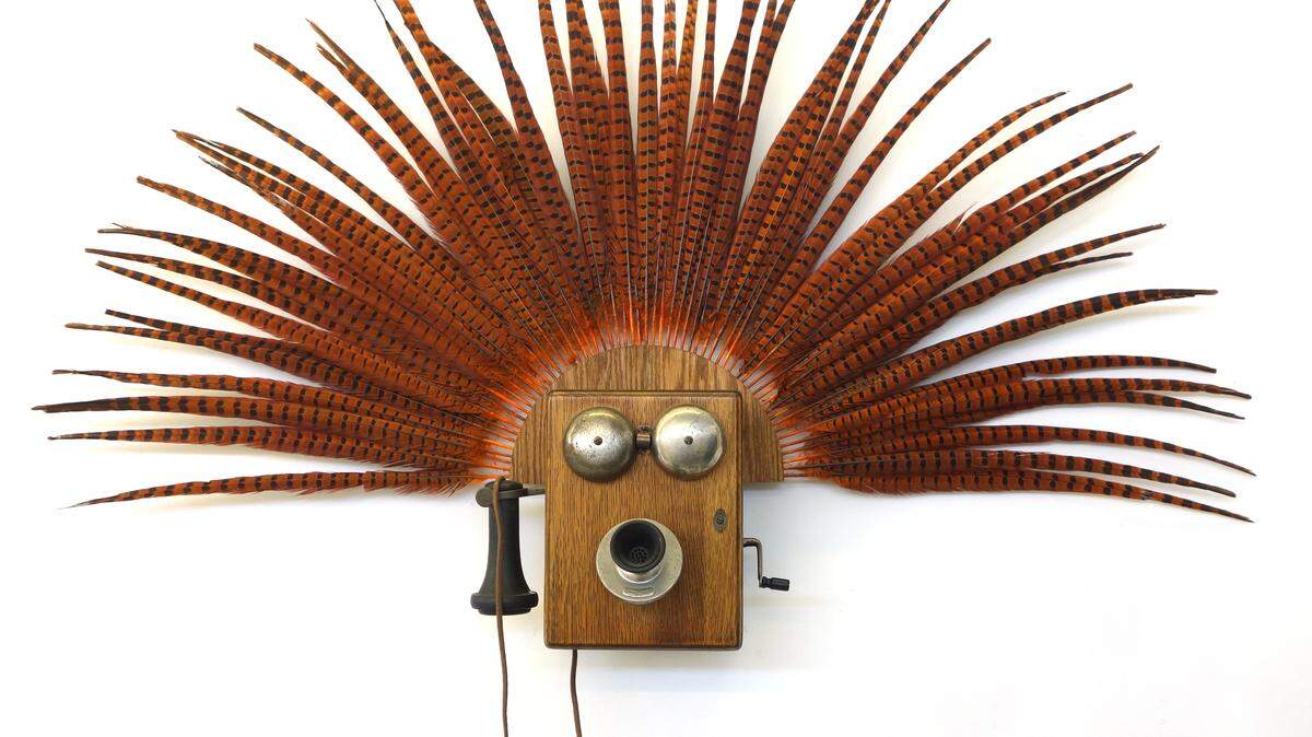 ‘Ceremonial Phone’,  2016, ensamblaje, 46 x 50 x 10.5 pulgadas.