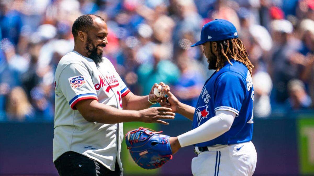 Vladimir Guerrero Jr. (der.) y su padre Vladimir Guerrero en una ceremonia antes de un partido de los Azulejos contra los Rays de Tampa Bay, el 2 de julio de 2022 en Toronto.