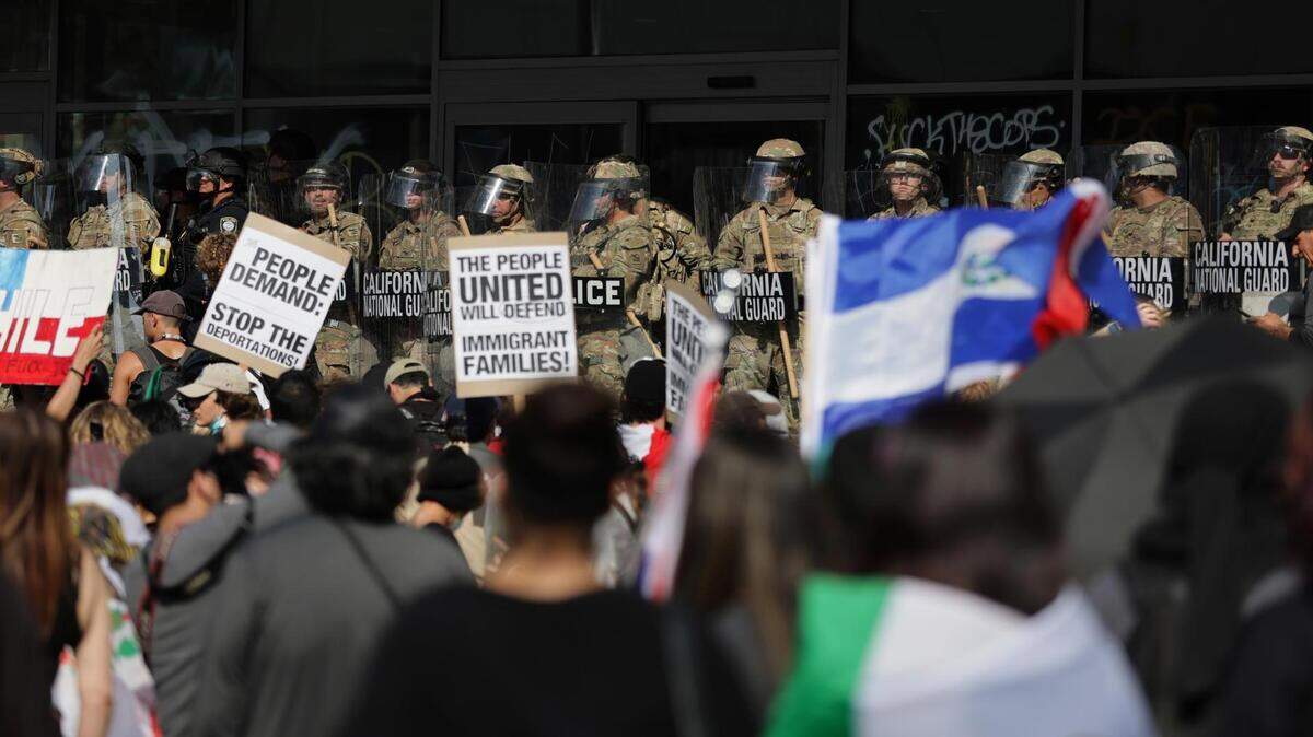 Tropas de la Guardia Nacional de California protegen un edificio federal durante las protestas contra las redadas de inmigración, el lunes 9 de junio de 2025, en Los Ángeles.