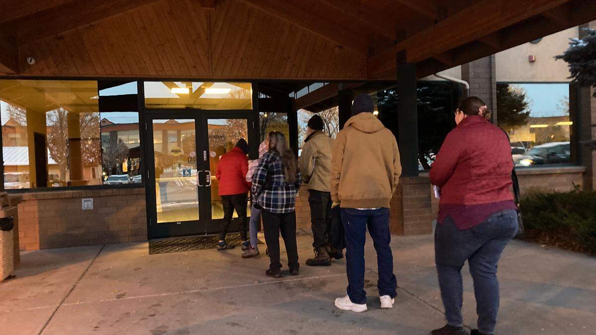 La gente hace fila frente a una oficina de asistencia pública en Missoula, Montana, antes de que abra a las 8 a.m. del 27 de octubre de 2023, para tratar de recuperar la cobertura de Medicaid después de haber sido expulsados del programa de seguro gubernamental para personas con bajos ingresos y discapacidades. Cada uno dijo que había experimentado largas esperas en la línea telefónica de ayuda del estado.