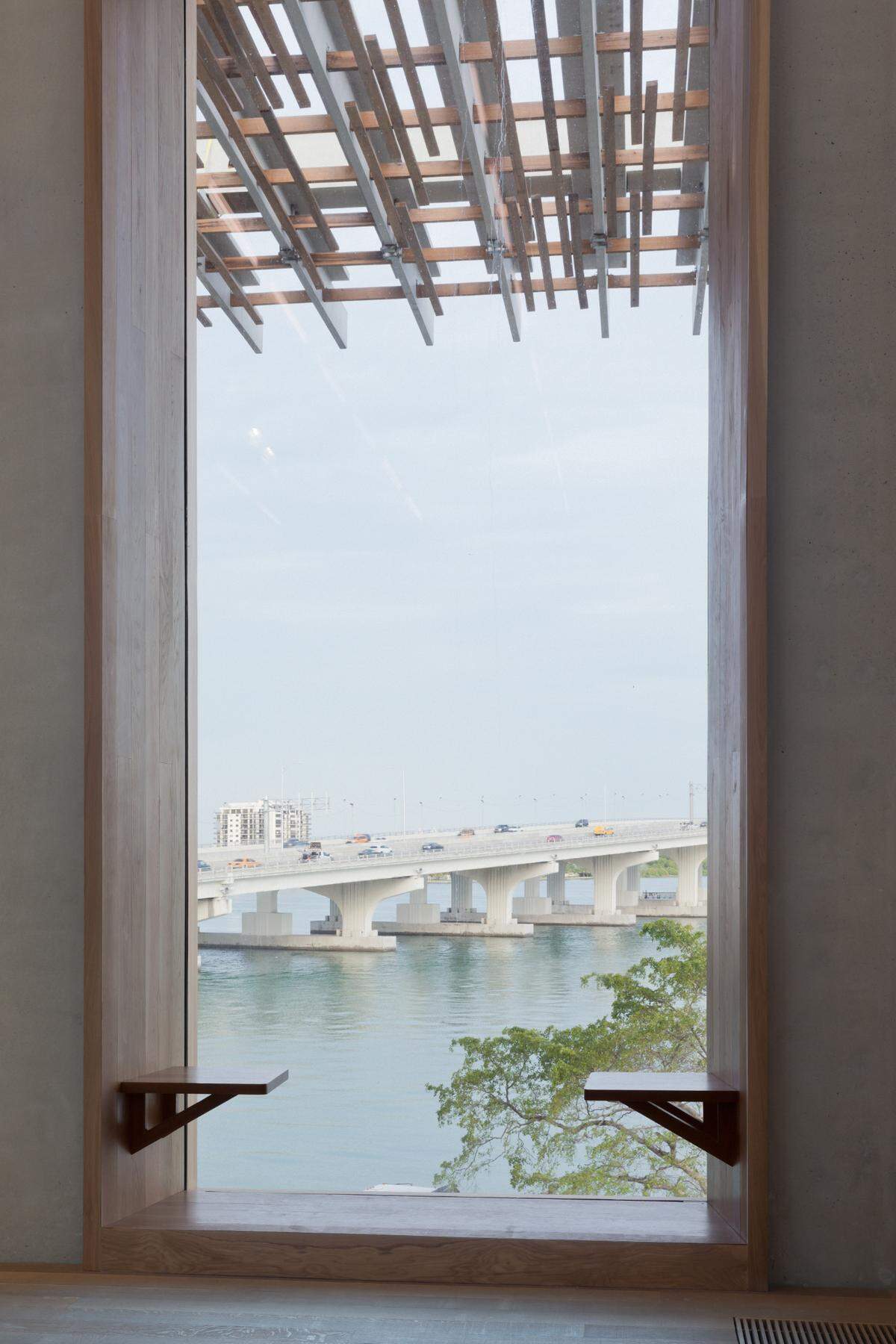 Asientos en una de las ventanas del Museo.