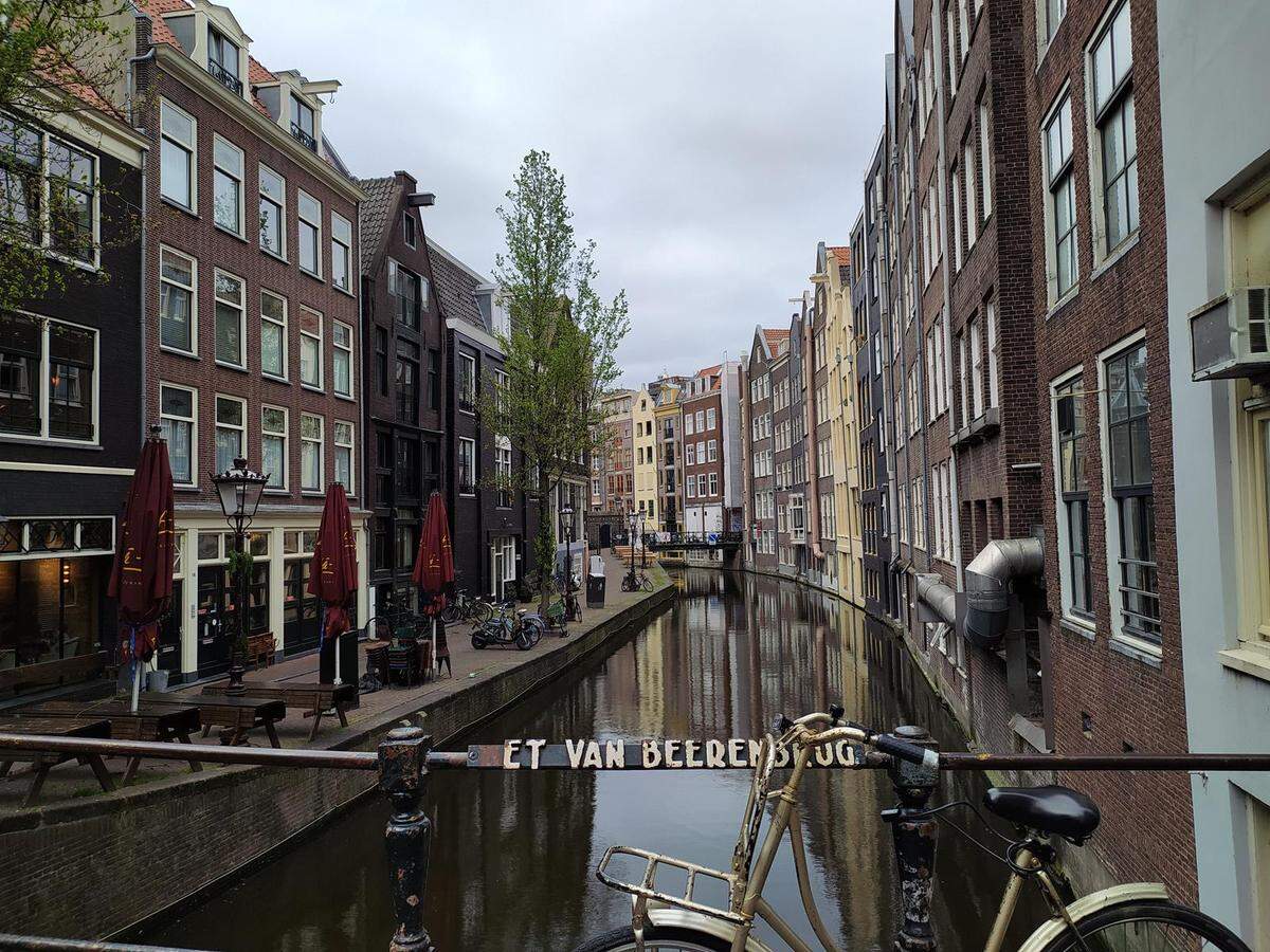 Canal y edificios antiguos del centro de Ámsterdam. 