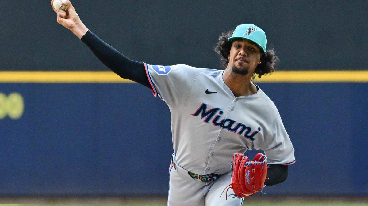 El abridor de los Marlins de Miami Eury Pérez lanza en el primer inning del partido ante los Cerveceros celebrado el 27 de julio de 2025 en Milwaukee.