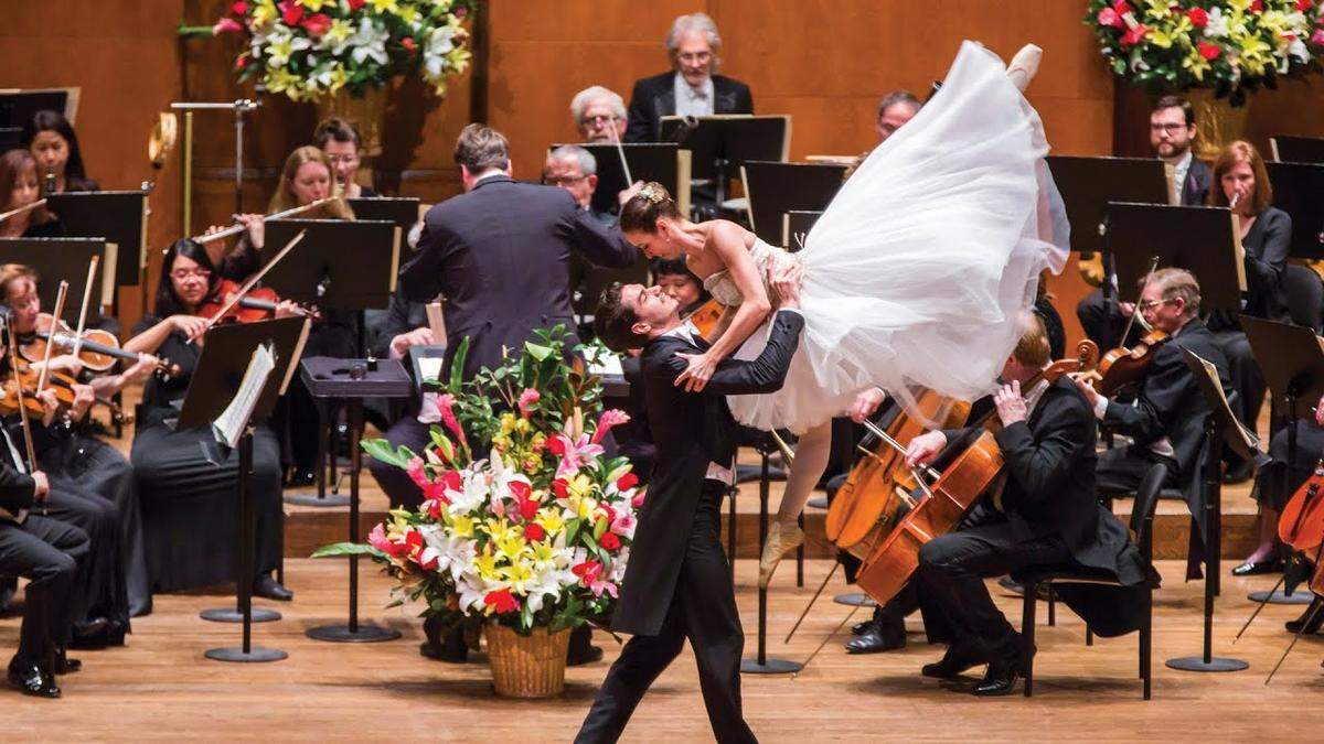Puedes celebrar el Año Nuevo con esta actuación nunca antes vista y filmada en Europa, con el vals “El Danubio Azul”/“The Blue Danube” y extractos de las operetas, coproducida por Attila Glatz Concert Productions y Operettissima Ltd.