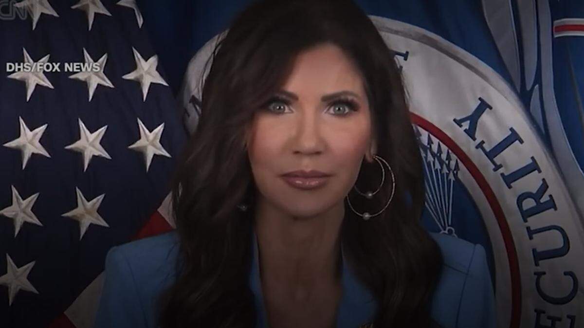 En un video que se transmitirá en los controles de seguridad del aeropuerto, la Secretaria de Seguridad Nacional, Kristi Noem, culpa a los demócratas por el continuo cierre del gobierno.