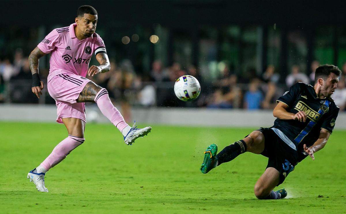 El mediocampista del Inter Miami Gregore Silva patea la pelota ante la marca de Leon Flach, del Philadelphia Union, en el partido celebrado el 13 de julio de 2022 en el DRV PNK Stadium, en Fort Lauderdale, Florida.