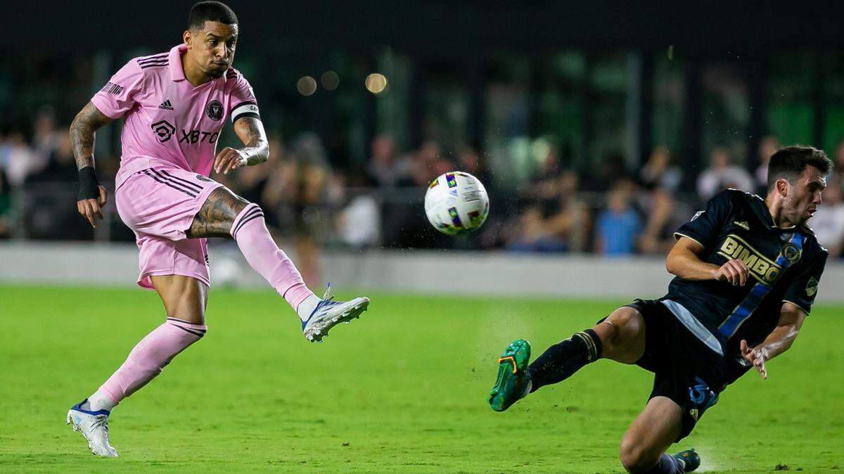 El mediocampista del Inter Miami Gregore Silva patea la pelota ante la marca de Leon Flach, del Philadelphia Union, en el partido celebrado el 13 de julio de 2022 en el DRV PNK Stadium, en Fort Lauderdale, Florida.