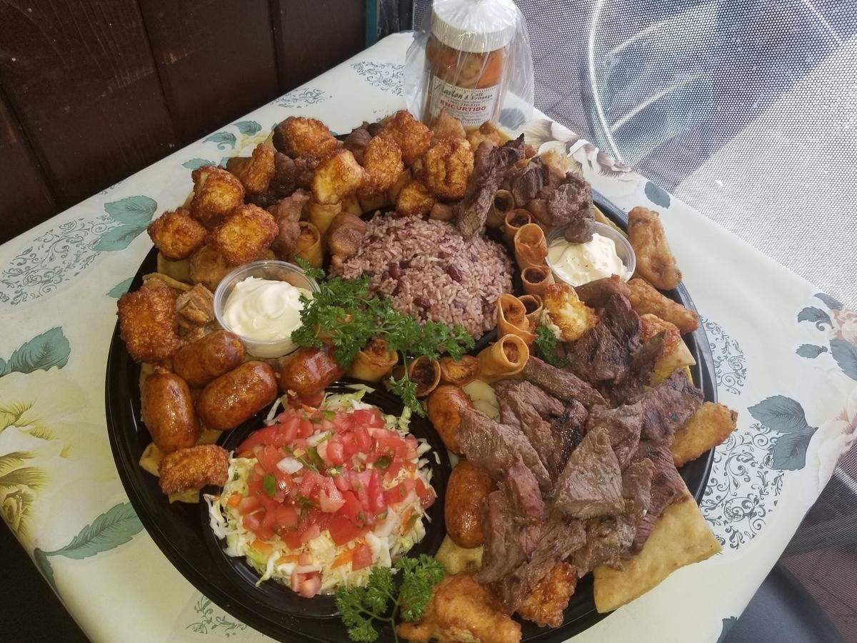 Un delicioso plato de fritanga en Marlon’s Café, lleno de sabor para compartir con toda la familia.