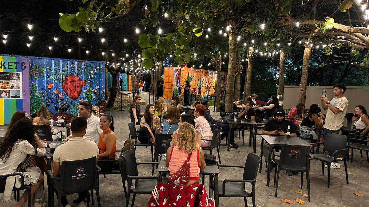 Este acogedor espacio de reunión frente al bar es lo primero que encuentra el recién llegado al Microteatro en el Parque Maurice Ferré. A la izquierda, el contenedor/taquilla, y al fondo los siete contenedores donde se representan las obras. 