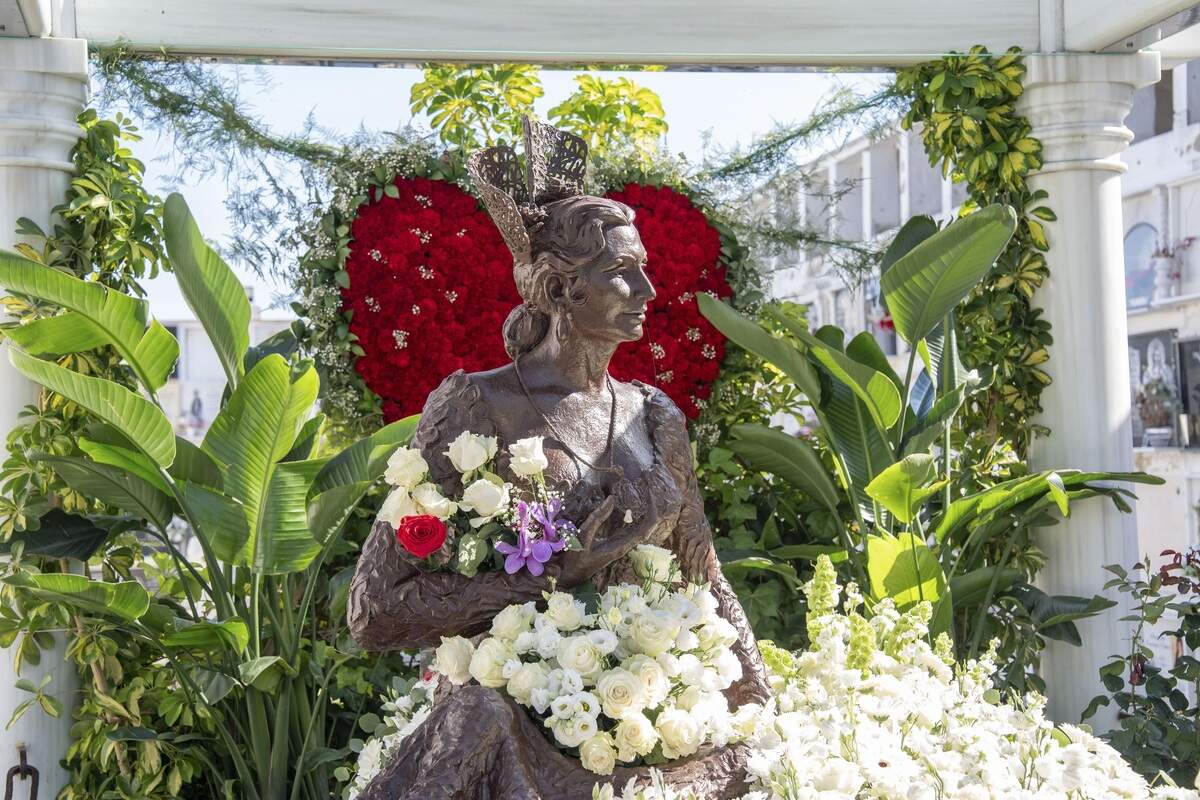 Al sur de España Chipiona, donde nació, llena de flores a Rocío Jurado en su aniversario.