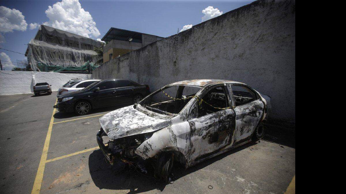 Vista de un vehículo calcinado que fue encontrado por la Policía brasileña con un cuerpo carbonizado en su interior, con la placa del vehículo que el embajador griego en Brasil, Kyriakos Amiridis, había alquilado para movilizarse en Río de Janeiro, en donde pasaba las vacaciones de fin de año.