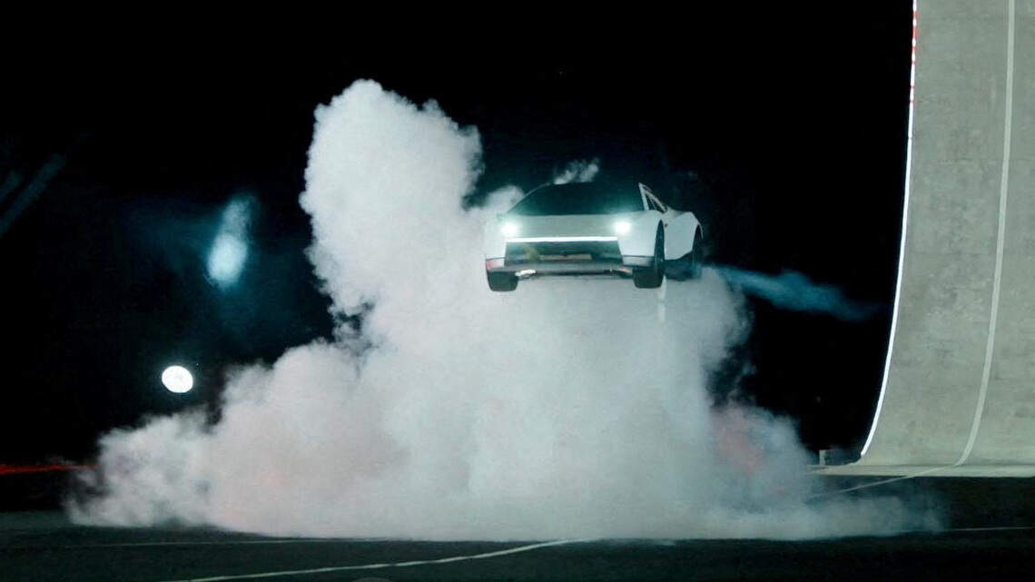 El nuevo Roadster de Tesla se da la vuelta en el aire gracias a propulsores de SpaceX