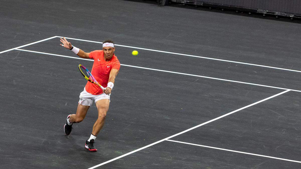 Rafael Nadal devuelve una pelota en un encuentro de exhibición ante su compatriota Carlos Alcaraz, el domingo en Las Vegas.