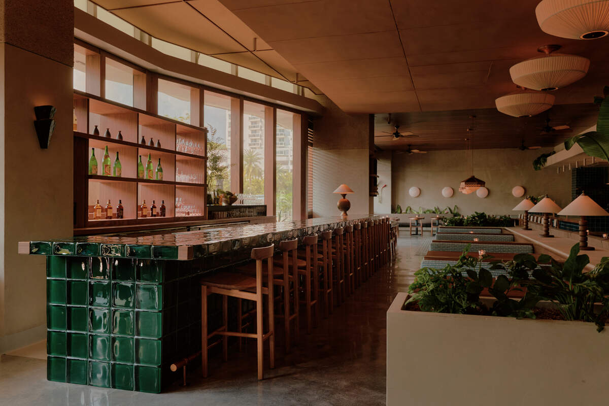 El bar de bloques de vidrio en Uchiko en Miami Beach.